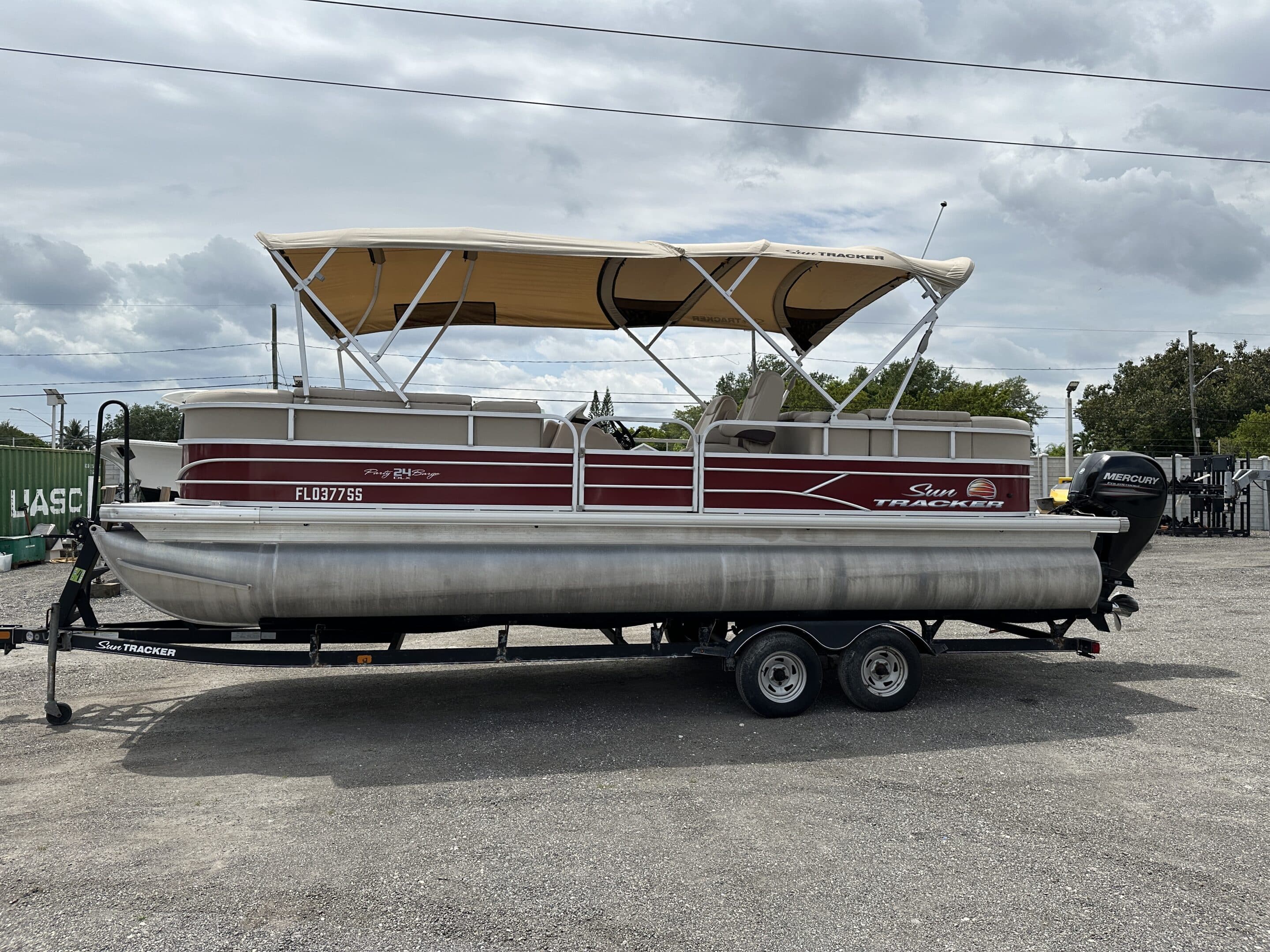 2019 Tracker Marine Party Barge 24 DLX – Stk# 40412